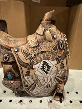 Load image into Gallery viewer, Cowskull Saddle Decor