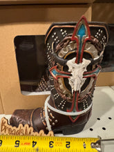 Load image into Gallery viewer, RA7361 Cowskull Arrow Boot Vase