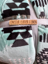 Load image into Gallery viewer, Vera Teal Super Plush Blanket S39