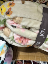 Load image into Gallery viewer, MIA Abby Highland Cow Super Plush Blanket
