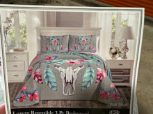 Load image into Gallery viewer, Aztec Bullskull Feather Bedding Set
