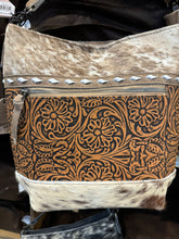 Load image into Gallery viewer, Middle Tooled Cowhide Purse BA2821
