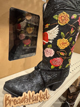 Load image into Gallery viewer, RA7148 Black Knockout Roses Heart Wing Boot Vase
