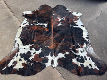 Load image into Gallery viewer, Stunning Tricolor Brindle Splatter Cowhide Rug
