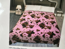 Load image into Gallery viewer, Light Purple Cow Print Queen Blanket
