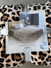 Load image into Gallery viewer, Classic Leopard Super Plush Blanket
