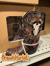 Load image into Gallery viewer, RA7361 Cowskull Arrow Boot Vase
