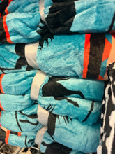 Load image into Gallery viewer, Sandhorse Queen Turquoise Blanket
