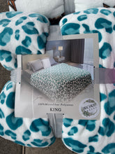 Load image into Gallery viewer, Turquoise Cheetah Super Plush Blanket
