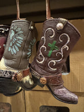 Load image into Gallery viewer, RA3815 Set of 6 Boot Ornaments
