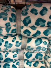 Load image into Gallery viewer, Turquoise Cheetah Super Plush Blanket
