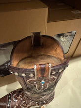 Load image into Gallery viewer, RA7572 Horses &amp; Horseshoe Boot Vase

