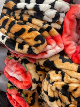 Load image into Gallery viewer, Twin Cheetah Leopard Rose Blanket
