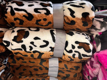 Load image into Gallery viewer, Queen Leopard Plush Blanket
