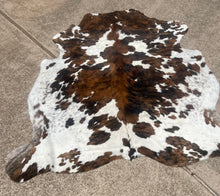 Load image into Gallery viewer, 7’ Cowhide Tricolor Rug
