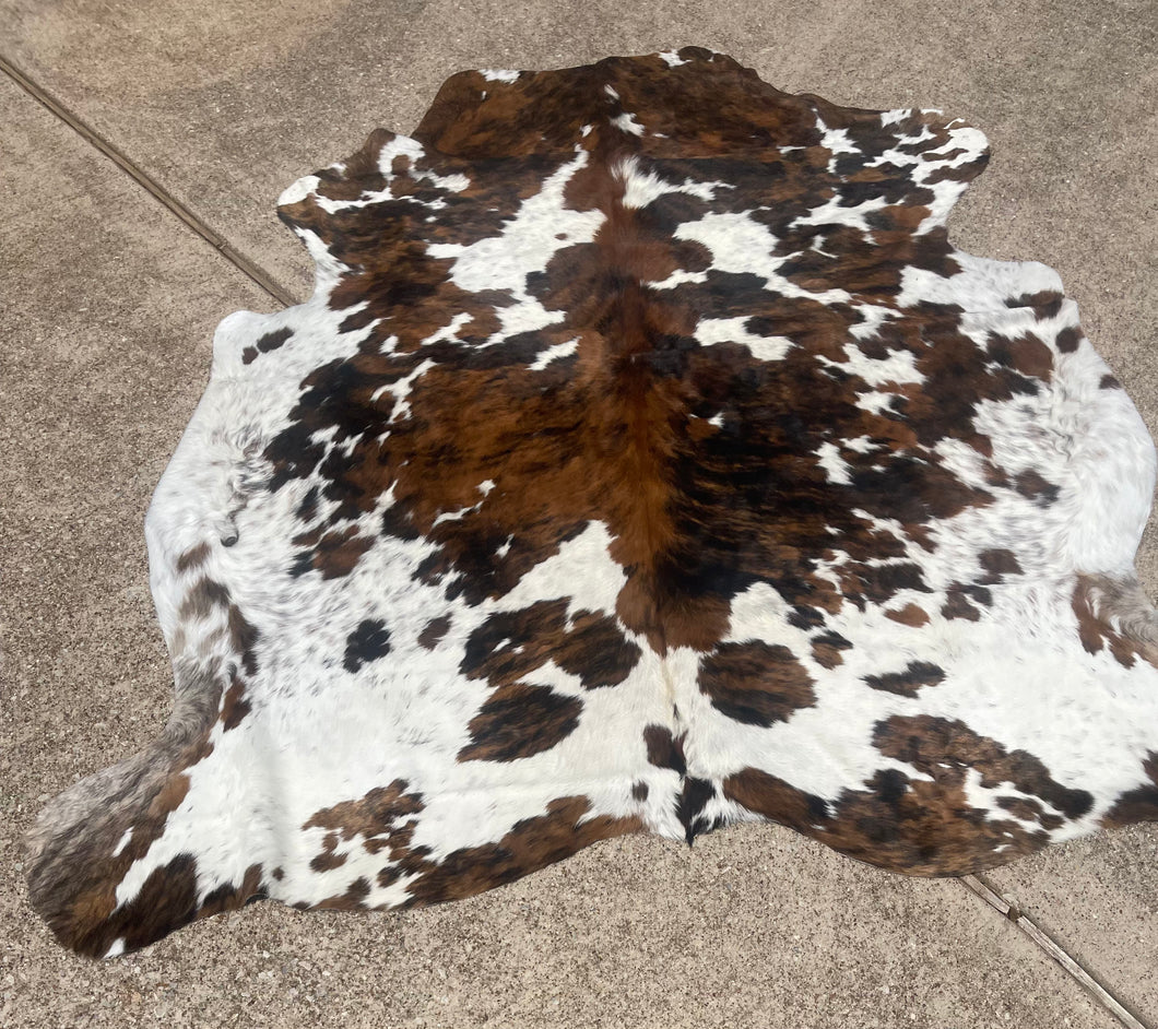 7’ Cowhide Tricolor Rug