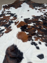 Load image into Gallery viewer, 5’ Tricolor Cowhide Rug
