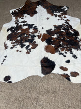 Load image into Gallery viewer, 5’ Tricolor Cowhide Rug
