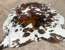 Load image into Gallery viewer, 7’ Cowhide Tricolor Rug
